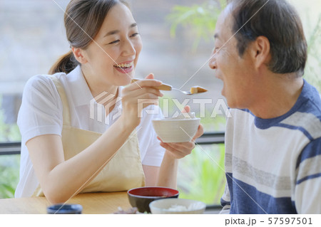 介護　ヘルパー　訪問介護　介護士　食事　ホームヘルパー　社会福祉士 57597501