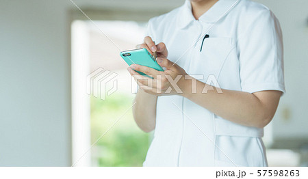 スマホを持つ看護師 手元 スマホを持つ看護師 手元 57598263