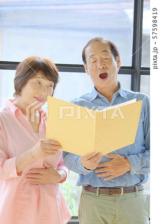 シニア　趣味　合唱　コーラス　教室　習い事　歌 57598419