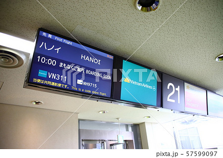 成田空港搭乗口、ハノイへ 57599097
