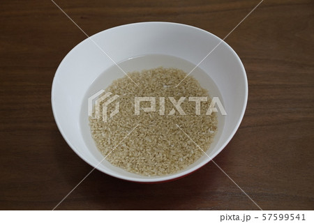炊飯前に浸水中の玄米	 57599541