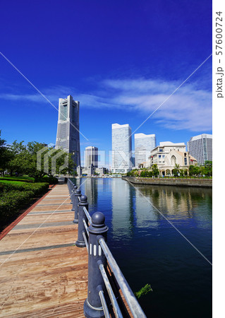 汽車道とみなとみらいの運河 57600724