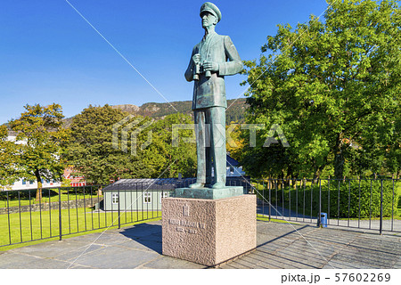 Statue of King Haakon VII (Kong Haakon) at 57602269