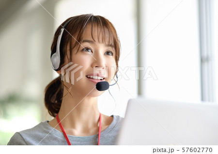 オペレーター コールセンター オフィス 女性 カジュアルの写真素材