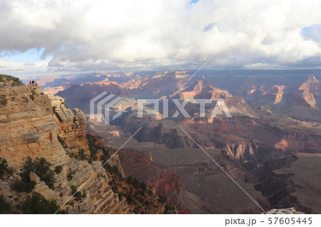 朝のグランドキャニオンの絶景　アメリカ　アリゾナ 57605445
