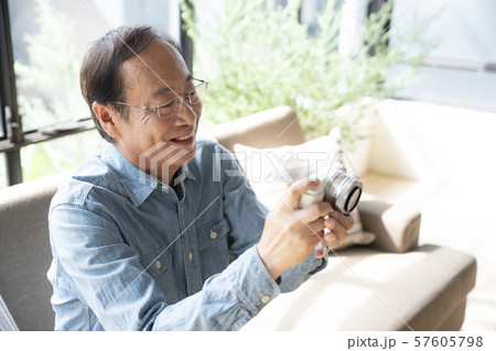 カメラ シニア おとなの趣味 趣味 デジタルカメラ 一眼レフ 高齢者 カメラ シニア おとなの趣味 趣味 デジタルカメラ 一眼レフ 高齢者 57605798
