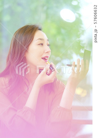 メイク直し 口紅 メイキャップ 美人 ビューティー モデル 女性 ポートレート 1人 メイク直し 口紅 メイキャップ 美人 ビューティー モデル 女性 ポートレート 1人 57606632