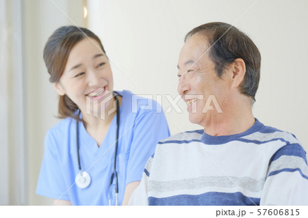 医者 白衣 カルテ 病院 ケアマネジャー 看護師 社会福祉士 医者 白衣 カルテ 病院 ケアマネジャー 看護師 社会福祉士 57606815