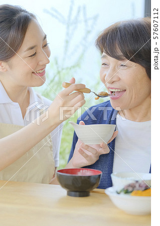 介護　ヘルパー　訪問介護　介護士　食事　ホームヘルパー　社会福祉士 57607112