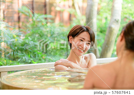 温泉 露天風呂 女子旅 旅館 旅行 観光イメージ の写真素材