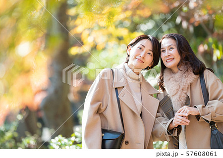 旅行 女性 秋 紅葉 母娘 親子 家族 観光イメージ 57608061