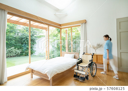 介護士 介護施設 車椅子 病室 医療イメージ 57608125
