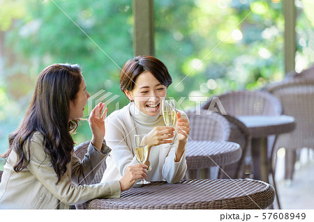 旅行 女性 レストラン 秋 観光イメージ 57608949