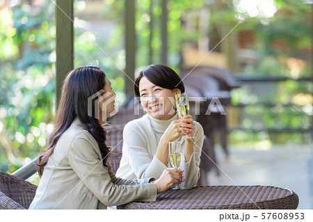 旅行 女性 レストラン 秋 観光イメージ 旅行 女性 レストラン 秋 観光イメージ 57608953