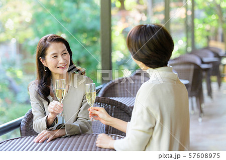 旅行 女性 レストラン 秋 観光イメージ 57608975