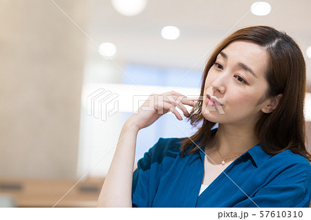 悩むビジネスウーマン 57610310