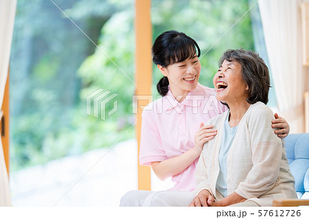 介護イメージ　シニア　デイケア　介護福祉士　老人ホーム 57612726