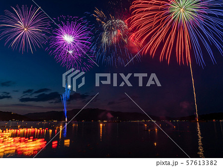 京都府 宮津市 宮津燈籠流し花火大会 比較明合成 京都府 宮津市 宮津燈籠流し花火大会 比較明合成 57613382
