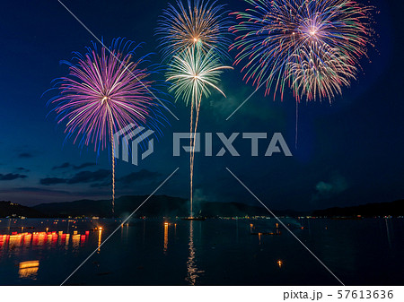 京都府　宮津市　宮津燈籠流し花火大会　比較明合成 57613636