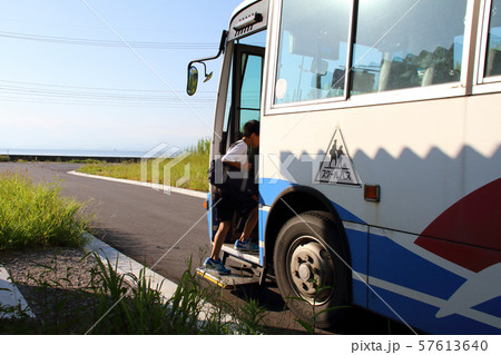 コミュニティーバスで通学する中学生 57613640