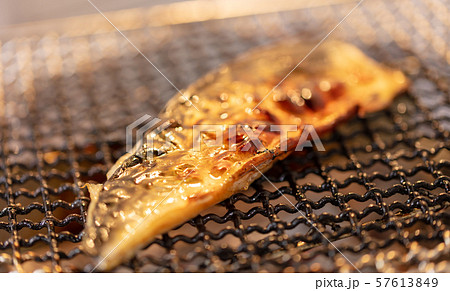 サバ 干物 の炭火焼きbbq q 炭火焼 網焼 備長炭 七輪 キャンプ 食事 鯖の写真素材