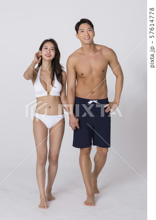 Summer holiday of attractive couple 665 57614778