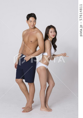 Summer holiday of attractive couple 610 57614811