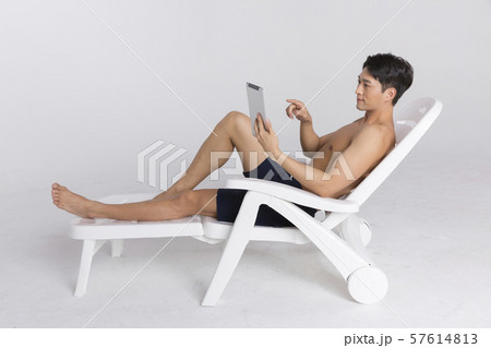 Summer holiday of attractive couple 609 57614813