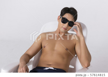 Summer holiday of attractive couple 604 57614815