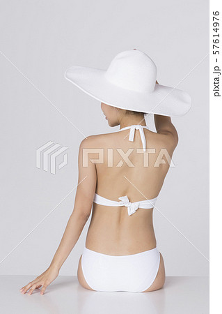 Summer holiday of attractive couple 477 57614976