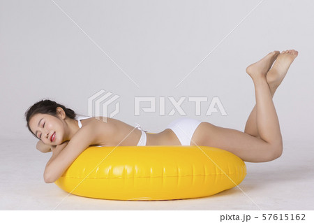 Summer holiday of attractive couple 374 57615162