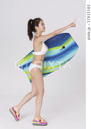 Summer holiday of attractive couple 392 57615163