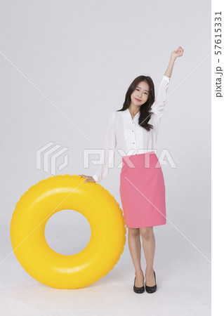 Summer holiday of attractive couple 175 57615331