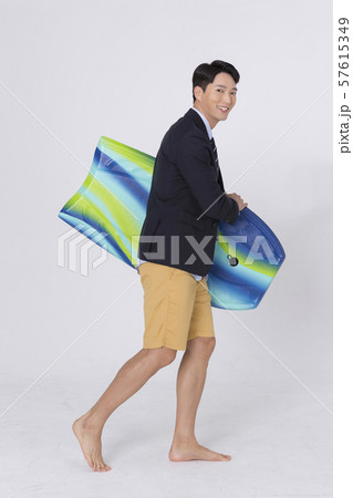 Summer holiday of attractive couple 166 57615349