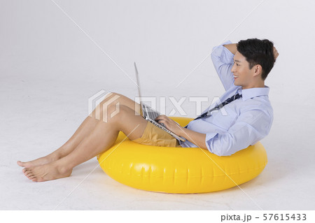 Summer holiday of attractive couple 118 57615433