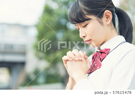 祈る女子高生 祈る女子高生 57615476