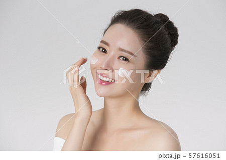 Portrait of Beautiful Young Woman 080 57616051