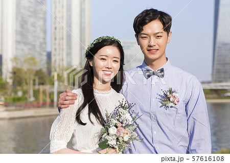Attractive young couple in love 223 57616108