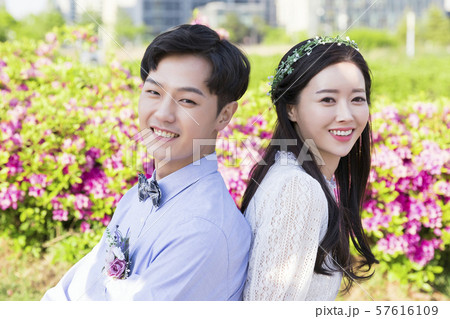 Attractive young couple in love 200 57616109