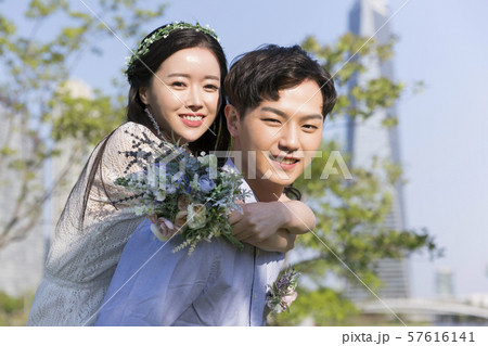 Attractive young couple in love 190 57616141