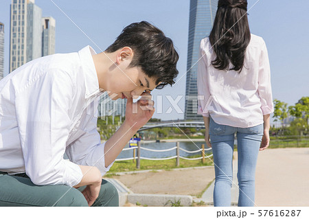 Attractive young couple in love 086 57616287