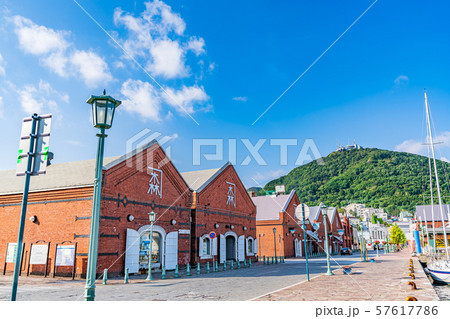 北海道の夏 函館 早朝の金森赤レンガ倉庫 57617786