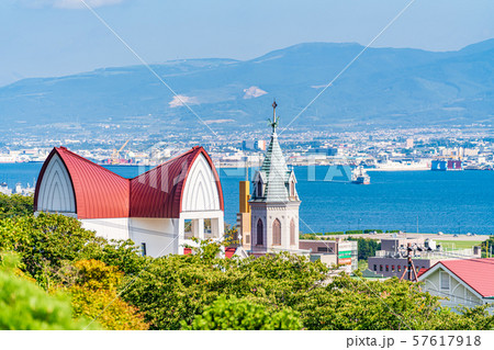 北海道の夏の風景 カトリック元町教会と函館湾 57617918