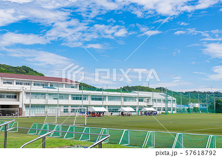 サッカーグランドと校舎　試合　ゲーム　練習　サッカー部 57618792