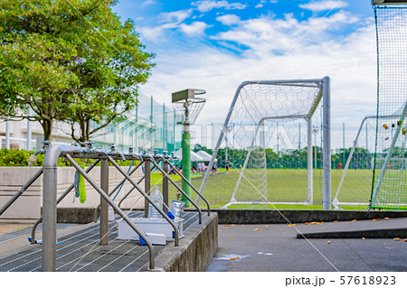 学校の外水道　蛇口　水飲み場　給水　部活イメージ　休憩イメージ　 57618923