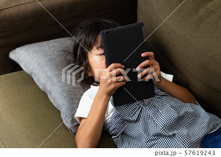 タブレットを見る子供 57619243