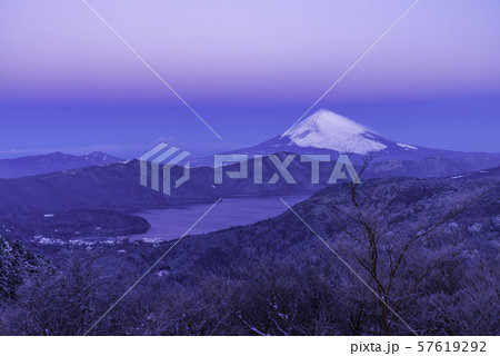 《神奈川県》降雪した箱根から望む富士山 夜明け 《神奈川県》降雪した箱根から望む富士山 夜明け 57619292