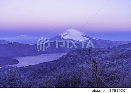 《神奈川県》降雪した箱根から望む富士山 夜明け 《神奈川県》降雪した箱根から望む富士山 夜明け 57619294