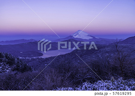 《神奈川県》降雪した箱根から望む富士山　夜明け 57619295
