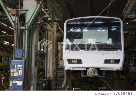 総武線用に転用改造が進む、山手線E231系 57619461